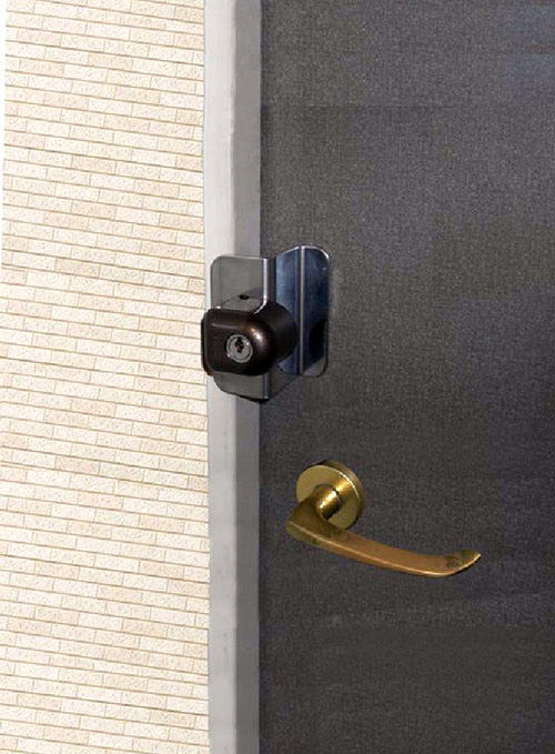 玄関・内開きドア専用　補助錠の取付例の写真